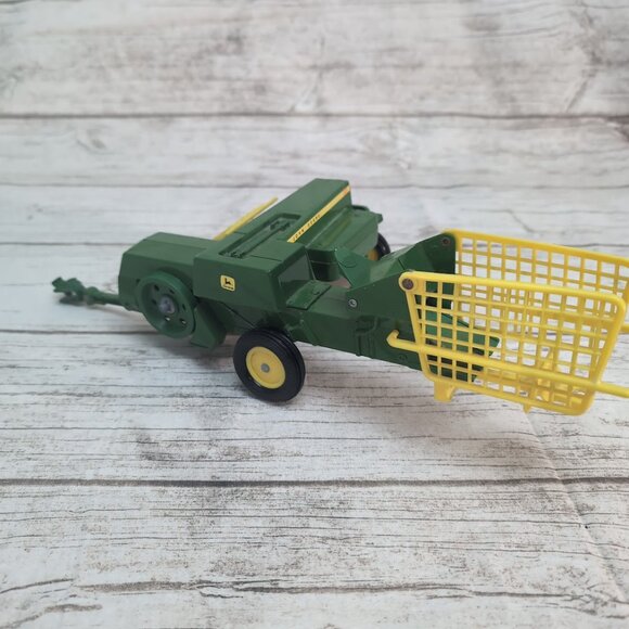 ERTL John Deere 585 1:16 Square Baler - Picture 5 of 6